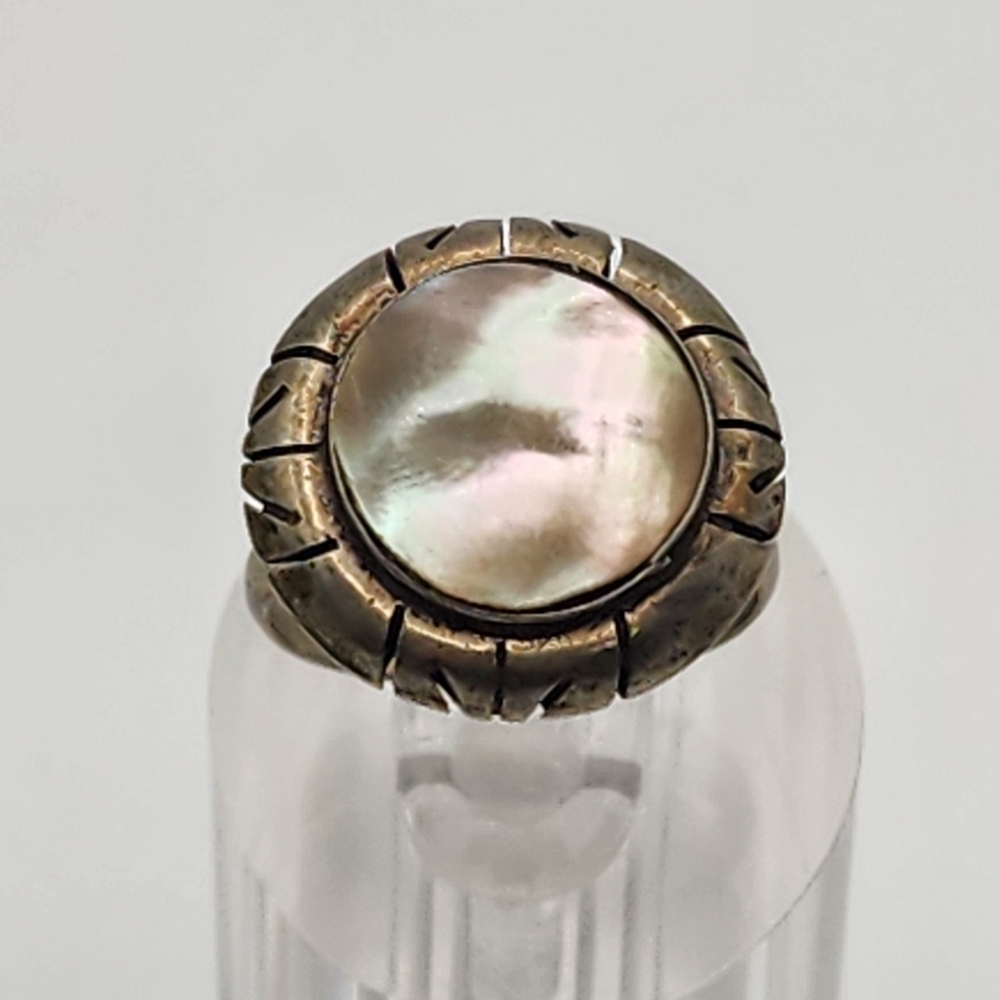 Vintage Southwestern Artisan Mexico Silver Tone Mother Of Pearl Ring (7)